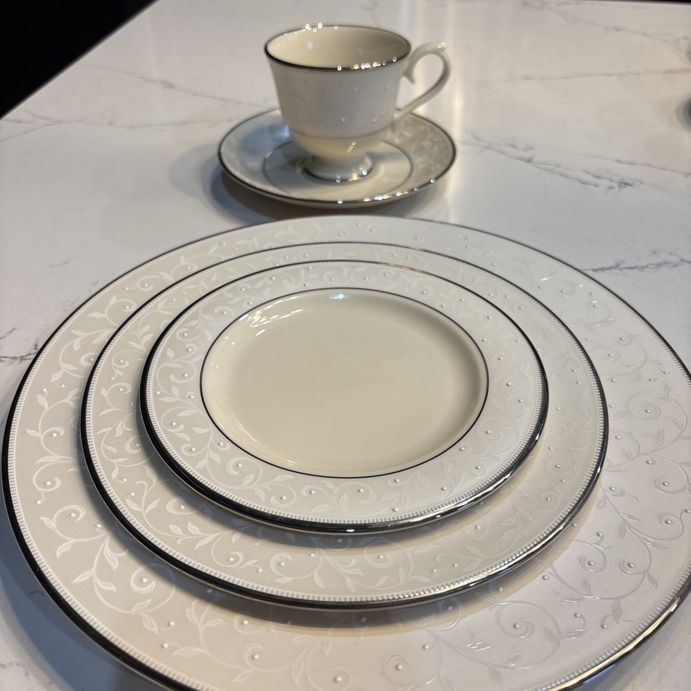 NEW LENOX AMBASSADOR COLLECTION PEARL INNOCENCE 5 PIECE PLACE SETTING